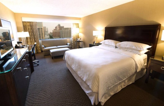 Comfort and Convenience! Steps to Dining, Shopping, Live Music on Beale St.