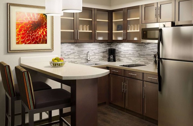 Comfort & Convenience! 3 Spacious Units w/Kitchen! Onsite Parking & Breakfast!