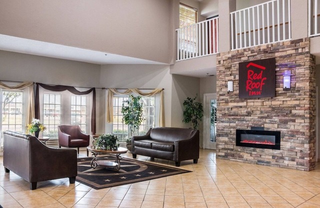 Comfort & Convenience! Pool, Pets Allowed, Near Window on the Plains Museum!