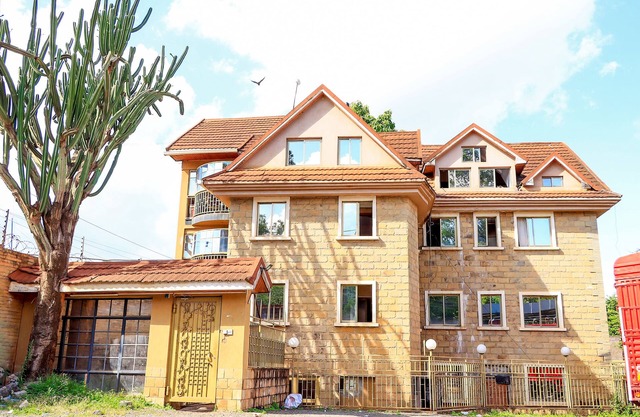 comfort live in, 15 minute drive from town, proximity to Nairobi national park.