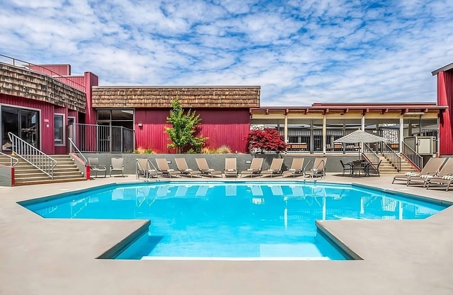 Comfort Meets Affordability, Free Parking, Outdoor Pool, Pets Allowed