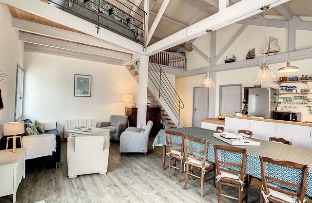Comfortable house in a quiet location between downtown and the beach!