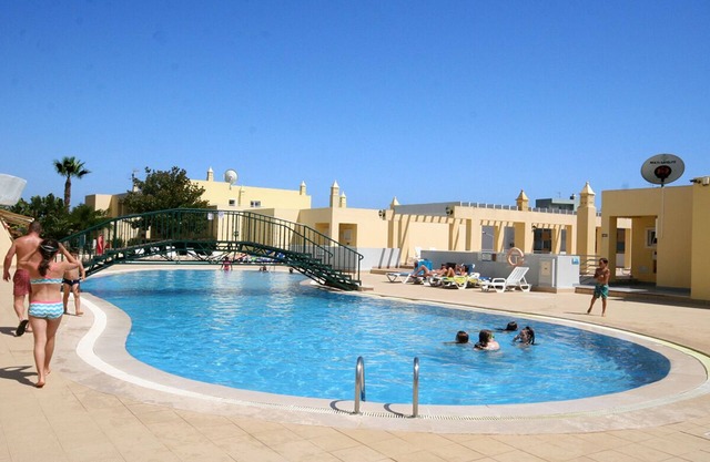 Comfortable 2 Bedroom Apartment w/Pool + Children Park + Near Beach & Town,WiFi