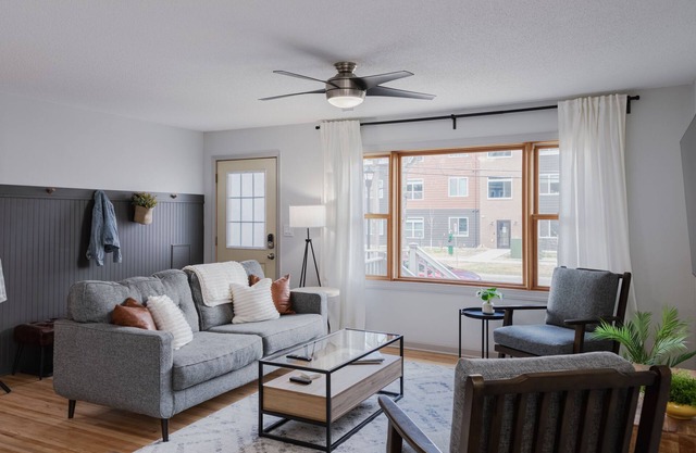 Comfortable 4 bedroom - 1 block from NDSU & minutes to Downtown Fargo!