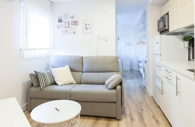 Comfortable and new studio, Pinar del Rey subway station in Madrid