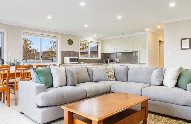 Comfortable and spacious 4 Bedroom, 3 Bathroom open plan home in Berridale