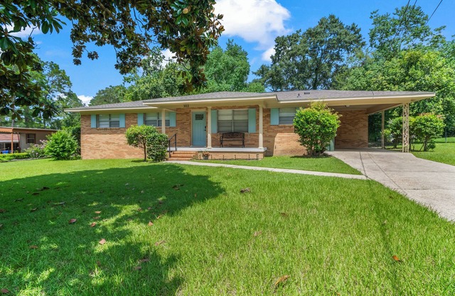 Comfortable and Spacious Home in Dothan w/4 TV's - Sunroom - 4 Beds - King Bed