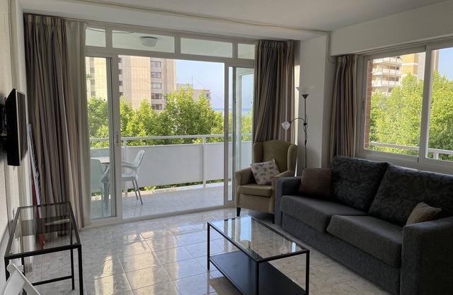 Comfortable apart, very central. 400m beach.