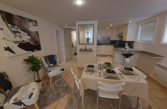 Comfortable apartment, half basement and 3 min walk from Concorde metro station