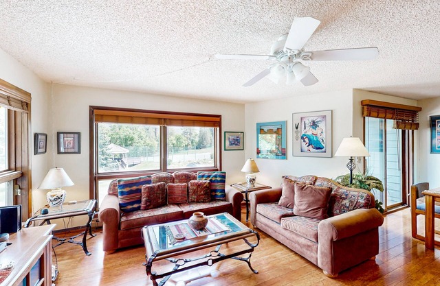 Comfortable condo with full kitchen, balcony, & washer/dryer