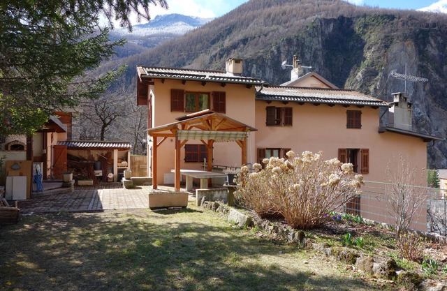 Comfortable family chalet between the ski resorts of Isola 2000 and Auron
