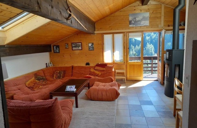 Comfortable flat for 7 people, living room with wood-burner, kitchen area with dishwasher, 1 double