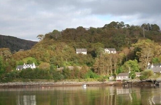 Comfortable Split Level 4 Bedroom House With Lovely Sea Views Out To Skye