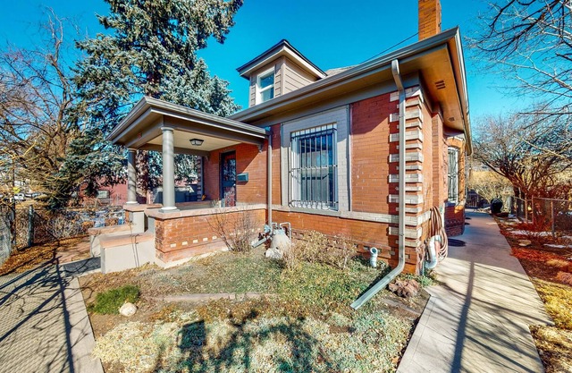 Comfortable guesthouse, prime location with patio