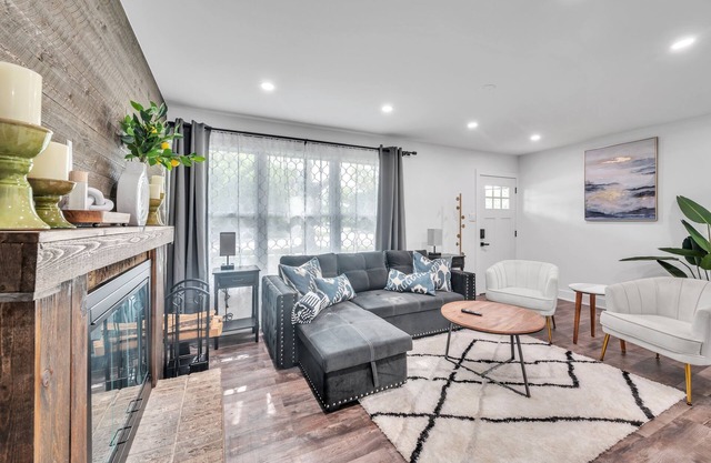 Comforting Retreat Near Woodfield Mall by RedAwning