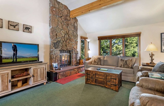 Comforts of Home! Peaceful 3BR Home on Golf Course, Easy Mtn Access to Vail or Beaver Creek