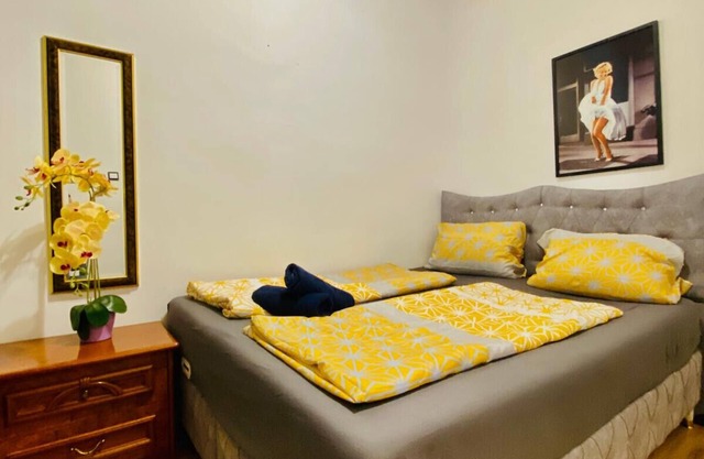 Comfy 3BR Apt In Prime Location