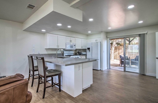 Comfy Bakersfield Townhome - Fire Pit & Patio