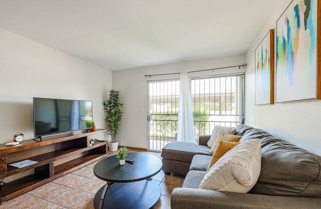 Comfy Ground-Floor/Walkable 1BR 1B Near Mall & Bars