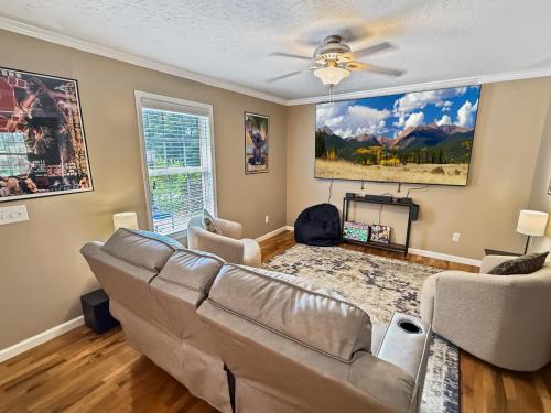 Comfy King Bed Townhouse with Outdoor Sitting Area
