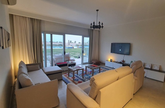 Comfy New GF Apartment Pool Front - 5 min from the Beach