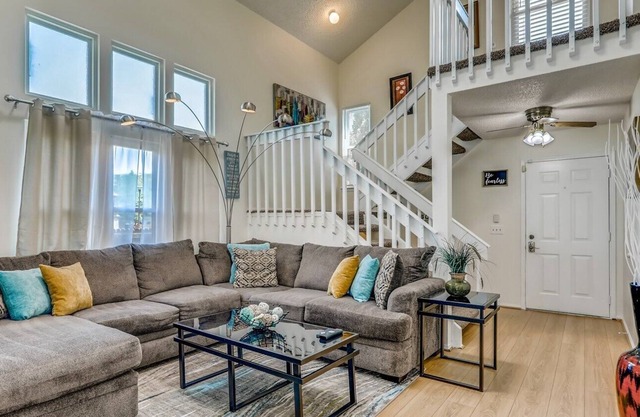 *Comfy & Relaxing Home* Close To Shopping Centers