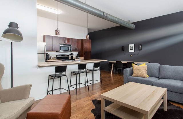 Comfy Retreat in The Nations, EZ 2 Broadway, Walk to awesome food & drink!