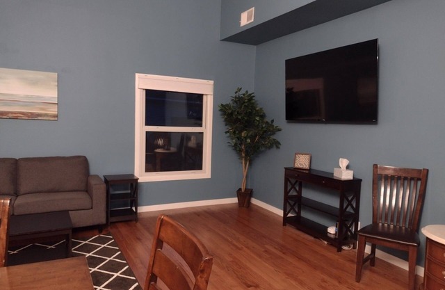 Comfy, spacious 3 bedroom near Rantoul Family Sportsplex.