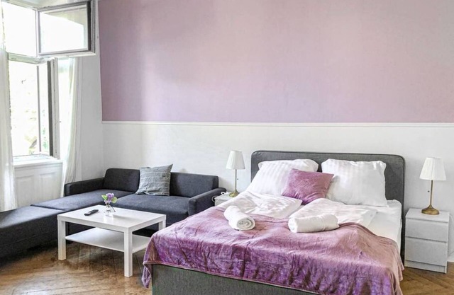 Commodious 2BR Apt. Near AKH-Perfect for Groups