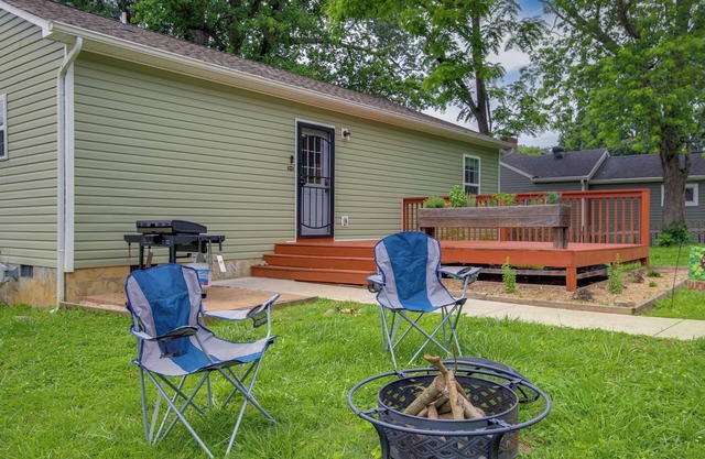 Commuter-Friendly Home: 3 Mi to Dtwn Knoxville!
