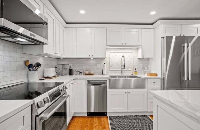 Compass Rose-Coastal Chic Home Walk to Beach!