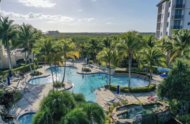 Completely updated condo, private beach access, huge pool, gorgeous sunsets!
