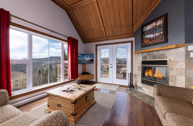Condo 120H: Upper Floor Retreat with River Views