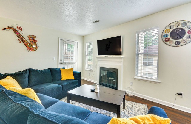 Condo 5 Mi to Midtown & UNC Greensboro