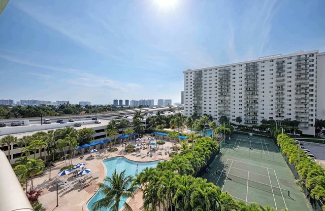 Condo close to the Beach | 4 Guests | Pool, Gym, Tennis