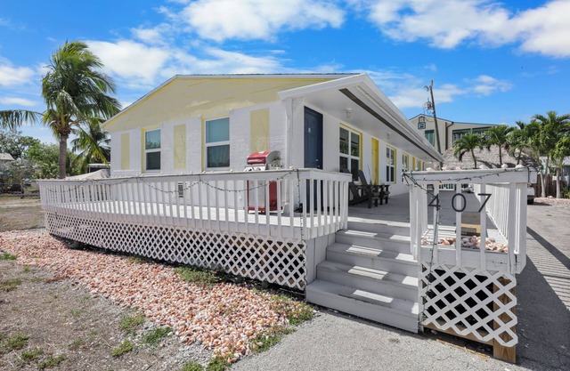 Condo located in Goodland just a short walk from great food