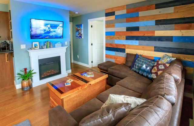 Condo Relaxo at The Aspens - Close to Ski In/Out Trail - Private Hot Tub + Deck