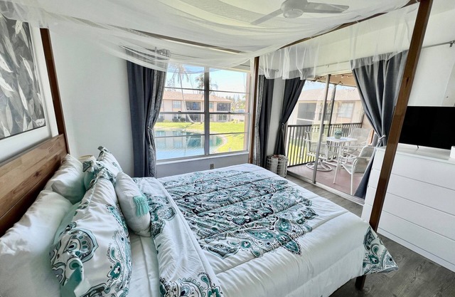 Condo Sanibel Sunsets: 2-Bedroom Condo, Moments from Beaches
