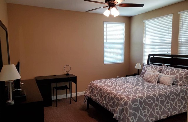 Condo w/Gym/Pool & Garage- Near Downtown & Airport