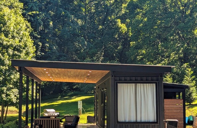 Container Home on 4 Acres with 2 Kayaks and outdoor movies, near DT Blue Ridge