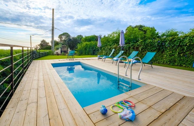 Contemporary villa with panoramic views over the bay of Cannes and private swimming pool.