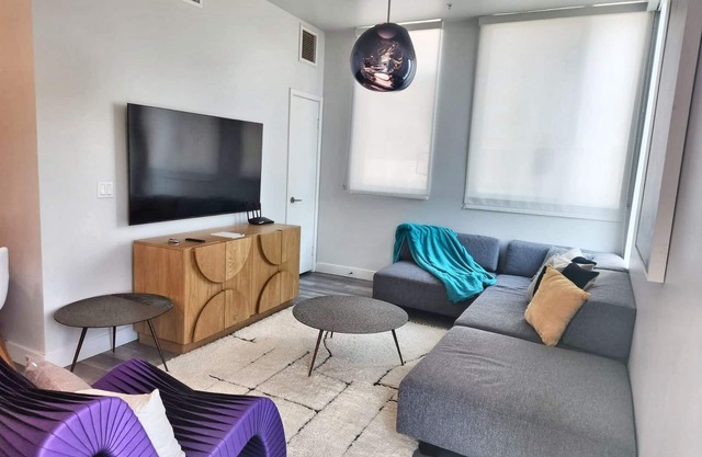 Contemporary 1BR Hollywood Haven on Spaulding Ave – Complimentary WiFi & Parking