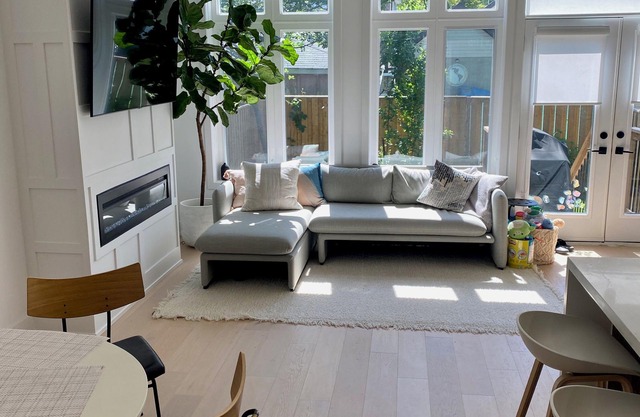 Contemporary 3BR Family-Friendly Oasis Close to the Lake