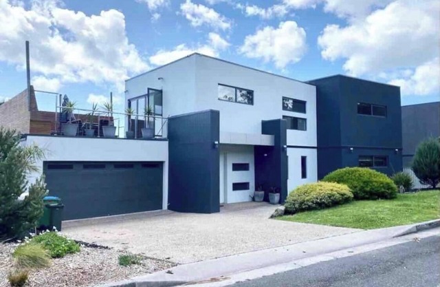 Contemporary 4-Bedroom Beach House with Pool Table and more!