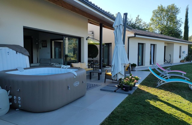 Contemporary, air-conditioned villa with views of the Orb Valley and Caroux.