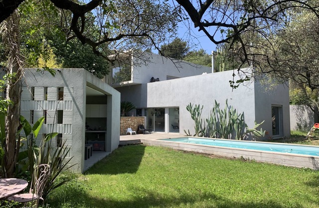 Contemporary architect house with swimming pool less than 5kms from the beach