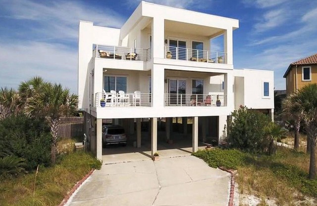 Contemporary Beach House Pet friendly, Veterans 10% . Nov. & Dec. available