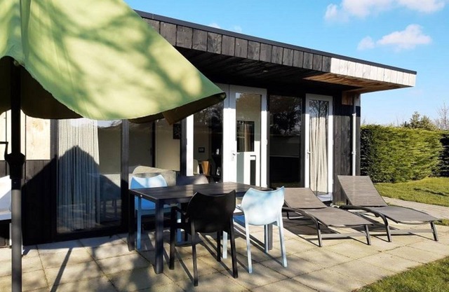 Contemporary, completely renovated 5-person bungalow, furnished according to the latest trends near the beach, sea, woods and dunes. Free WiFi and pet welcome.
