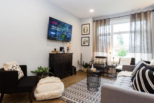 Contemporary Farmhouse Home - King Bed - Double Garage Parking - Free WiFi & Netflix - Long Stays Welcome