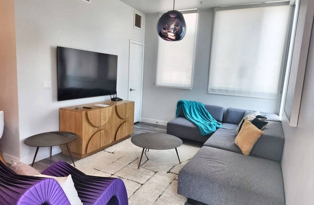 Contemporary Hollywood Haven on Spaulding Ave – Complimentary WiFi & Parking